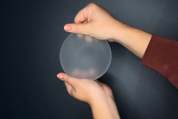 implants mammaire entre les mains