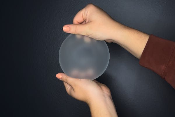 implants mammaire entre les mains