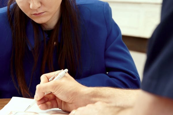 consultation pour réduction mammaire prise en charge lyon par le docteur Mertens