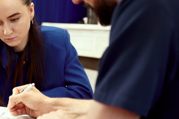 Chirurgien avec femme qui souhaite avoir une consultation personnalisée pour le Mommy Makeover.