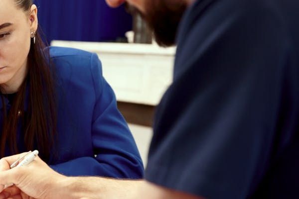 consultation patiente avec chirurgien expert du sein