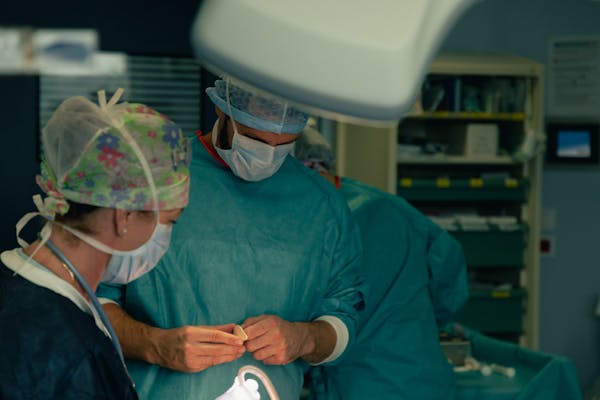 Chirurgien en pleine intervention chirurgicale.