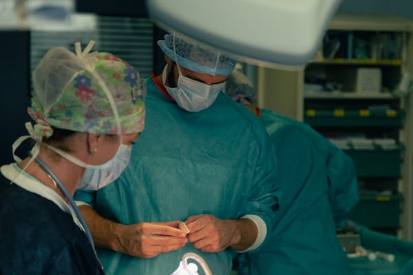 Le résultat d'une chirurgie mammaire va dépendre de nombreux facteurs, notamment le choix du chirurgien.