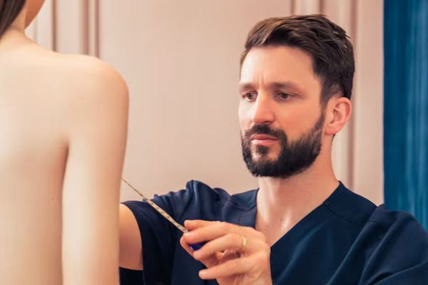 Le lifting mammaire ou mastopexie est la méthode la plus efficace pour les femmes qui veulent remonter leur seins.