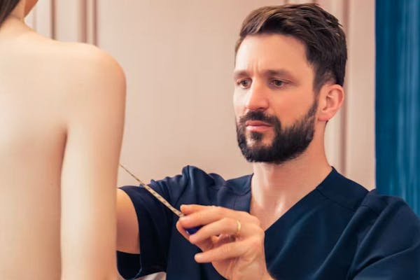 Chirurgien expert du sein à Lyon en rendez-vous avec une patiente.