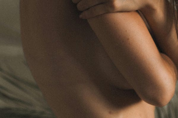 Les résultats d'un lifting mammaire sont durables, ce qui n'est pas le cas avec les fils tenseurs.