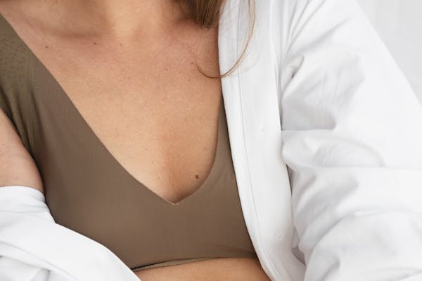 Suivre les conisgnes post-opératoires : port d'un soutien gorge de contention, éviter les activités physiques intenses, prendre soin de ses cicatrices.