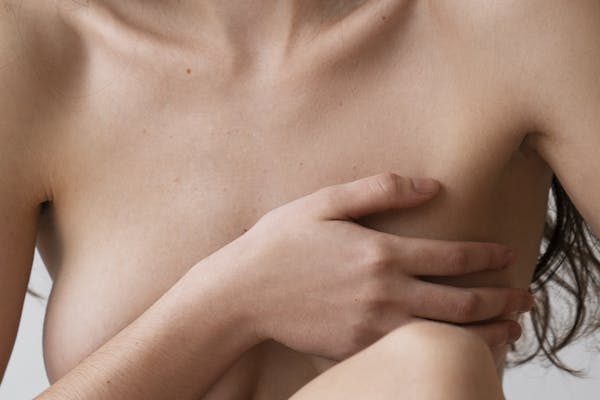 Il est possible, après une chirurgie mammaire d'avoir une modification de la sensibilité des seins mais c'est temporaire.
