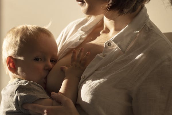 La pose de prothèses mammaires n'empêche pas d’allaiter.