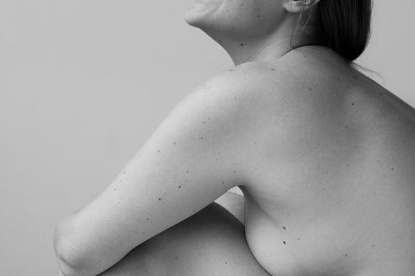 photographie femme souriante avec la silhouette en avant