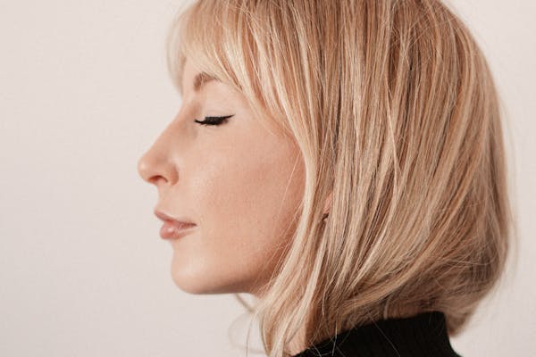 Jeune femme blonde de profil.