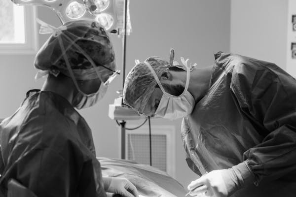 Chirurgie combinée du ventre et des seins après grossesse Mommy makeover