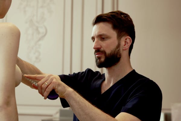 Rapprocher ses seins avec une augmentation mammaire | Dr Mertens Lyon