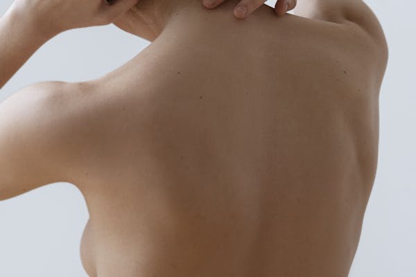 Femme nue qui se tient debout de dos