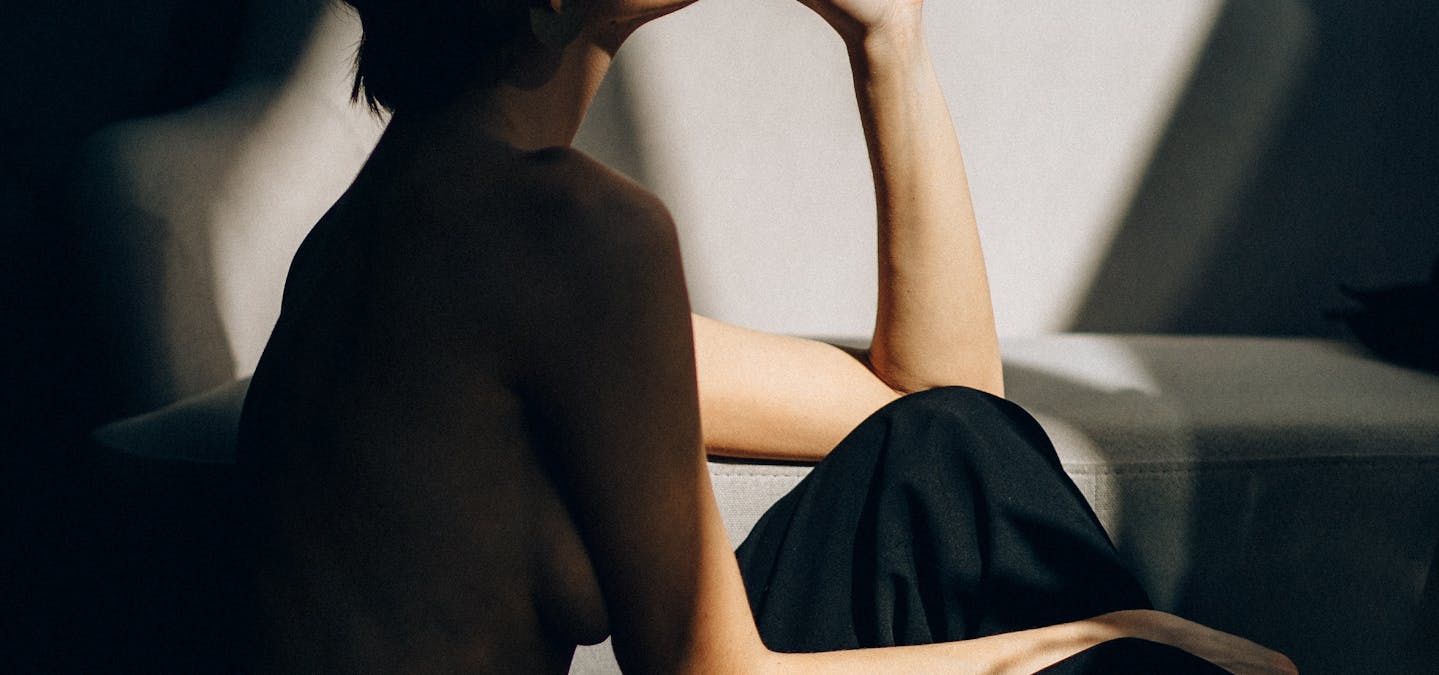 Femme regarde à l'horizon