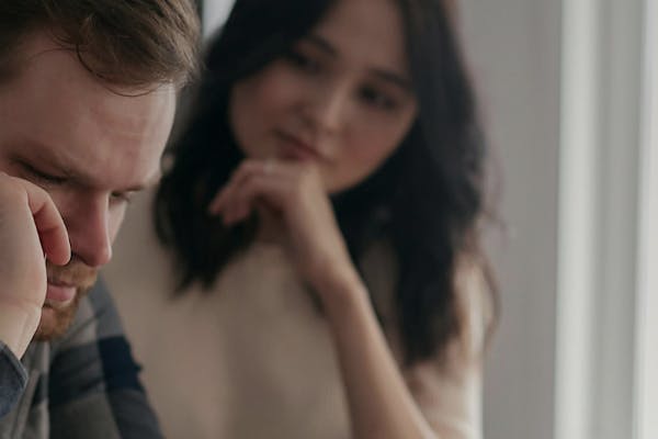Jeune femme en discussion avec son conjoint