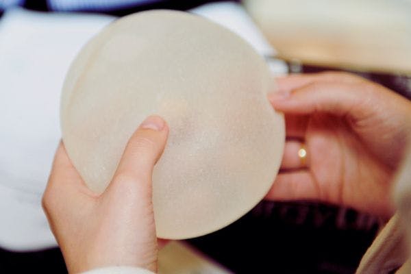 Implants mammaires à lyon Docteur Mertens