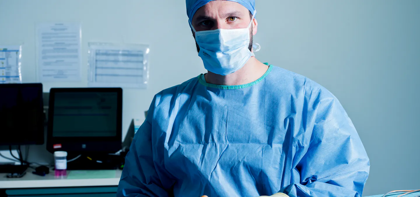 Augmentation mammaire par prothèses sans drains : le Dr Alexandre Mertens au bloc opératoire à Lyon