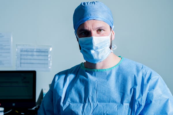 Le Dr Mertens spécialiste de la chirurgie mammaire