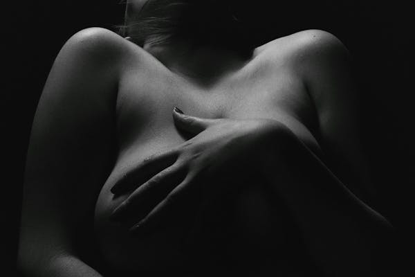 quelles sont les causes de l'hypertrophie mammaire | Dr. Mertens