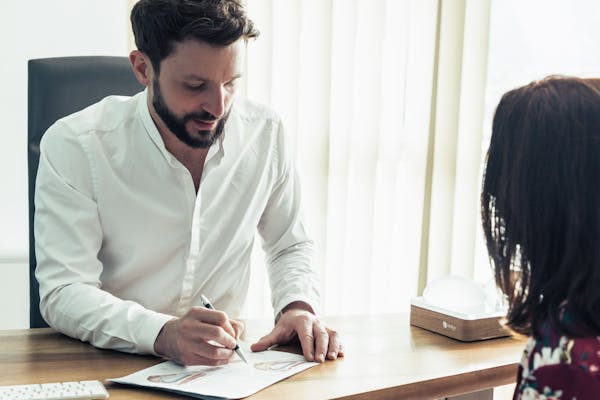 consultation pour une chirurgie mammaire avec le Dr Mertens