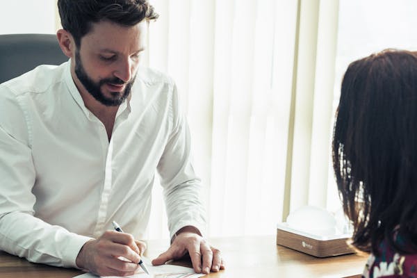 Chirurgien en consultation avec une patiente