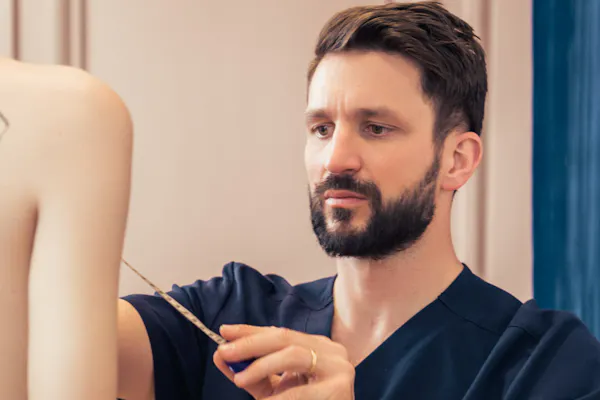 choix d'une prothèse mammaire expliqué par le Dr. Mertens