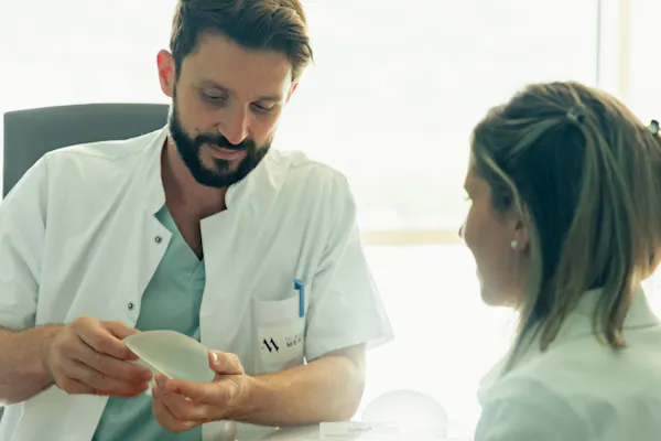 Dr Mertens en consultation pour une augmentation mammaire