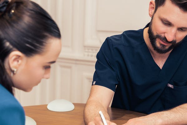 consultation de chirurgie esthétique avec le Dr. Mertens