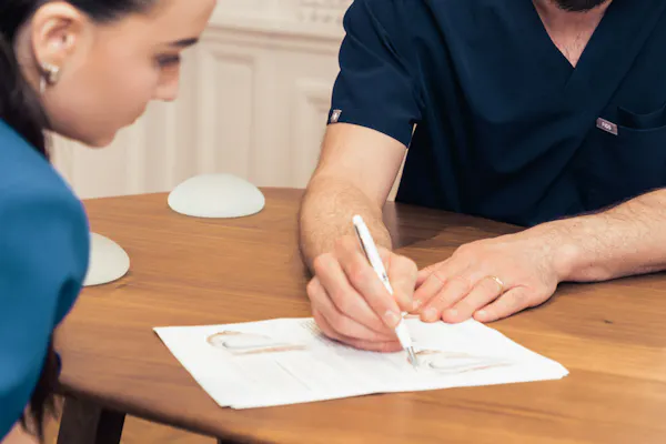 types d'implants mammaires et leur impact sur le résultat d'une augmentation mammaire