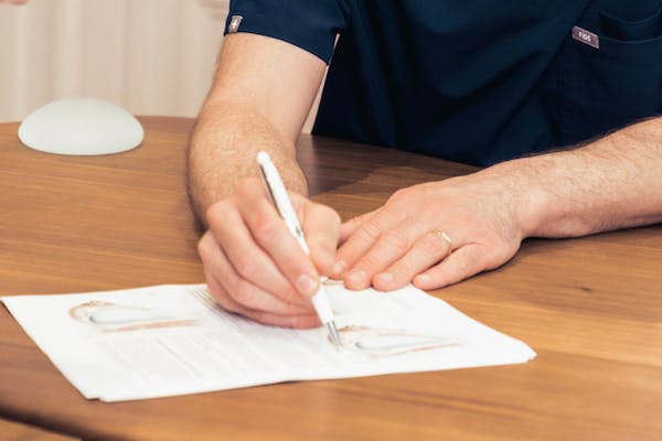 Le Dr. Alexandre Mertens vous accompagne dans vos projets | chirurgien mammaire à Lyon