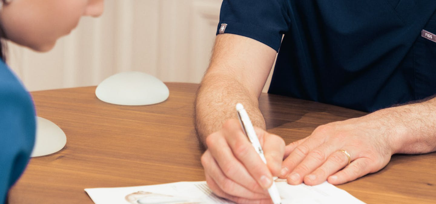 consultation augmentation mammaire | préparer son projet avec le Dr Mertens