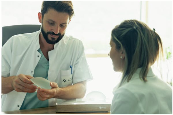 Dr Alexandre Mertens spécialiste en chirurgie mammaire