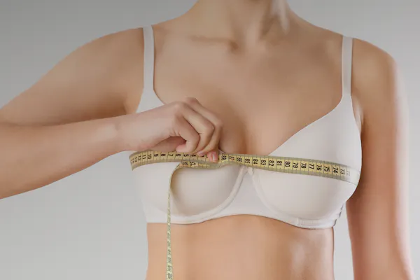 seins écartés