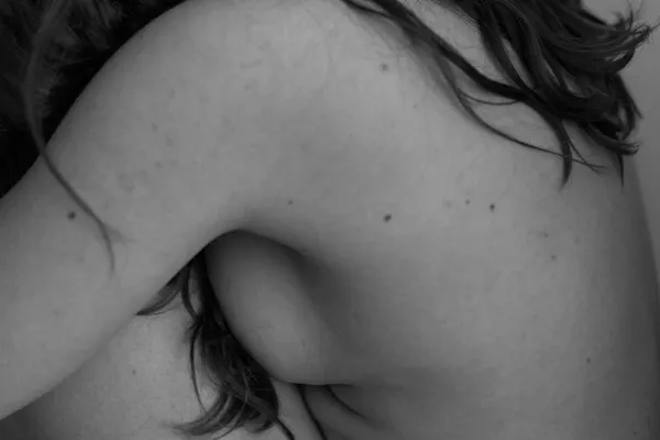 Poitrine volumineuse