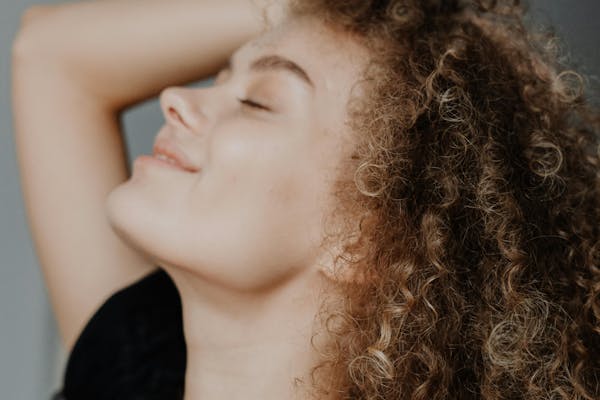 Femme libre après réduction mammaire