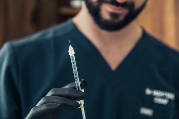 Visage Figé : Distinguer Botox et Lifting