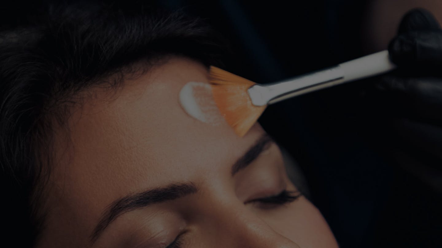 Séance de peeling avec le Dr. Alexandre Mertens