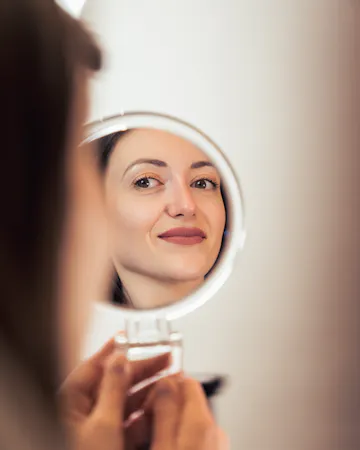 Acide hyaluronique dans les cernes par le Dr. Alexandre Mertens à Lyon Vienne