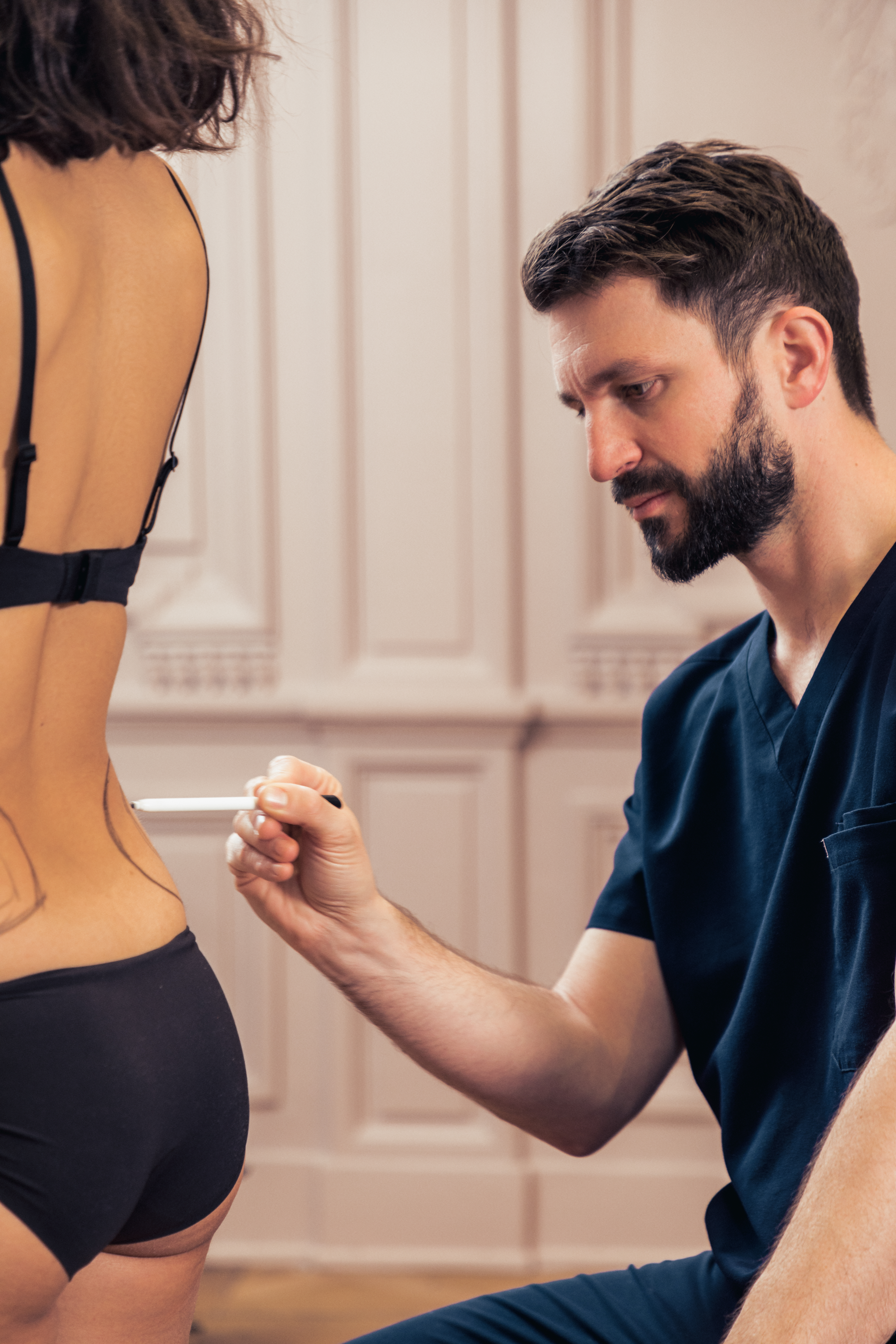 Des courbes plus féminines avec le Lipofilling fessier - Augmentation des fesses par transfert de graisse 