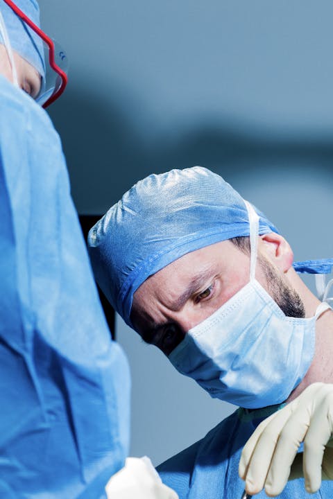 L’approche du Dr Mertens pour embellir le regard et restaurer tout son potentiel réside dans la combinaison savante et novatrice de techniques légères – préservatrices ou correctrices –, et de gestes chirurgicaux précis et minutieux.