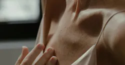 Beau décolleté grâce à la chirurgie mammaire