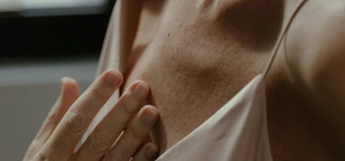 Beau décolleté grâce à la chirurgie mammaire