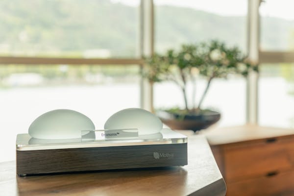 Opter pour des implants avec un gel de silicone souple ergonomique ou des implants anatomiques