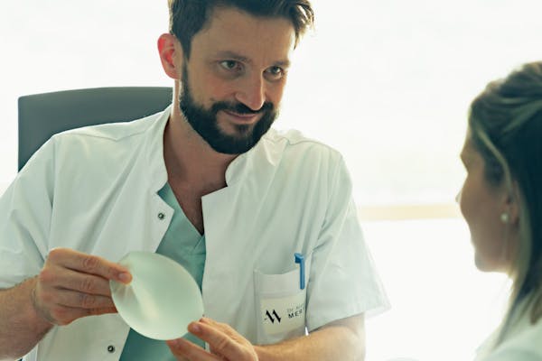 Augmentation mammaire : le secret pour avoir un résultat naturel passe par une sélection méticuleuse des implants mammaires.