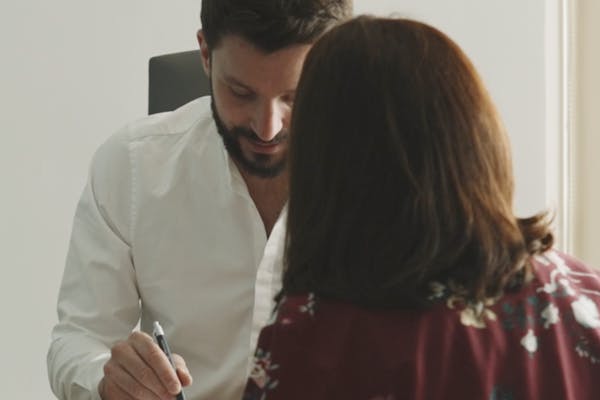 Chirurgien expert du sein à Lyon en rendez-vous avec une patiente.