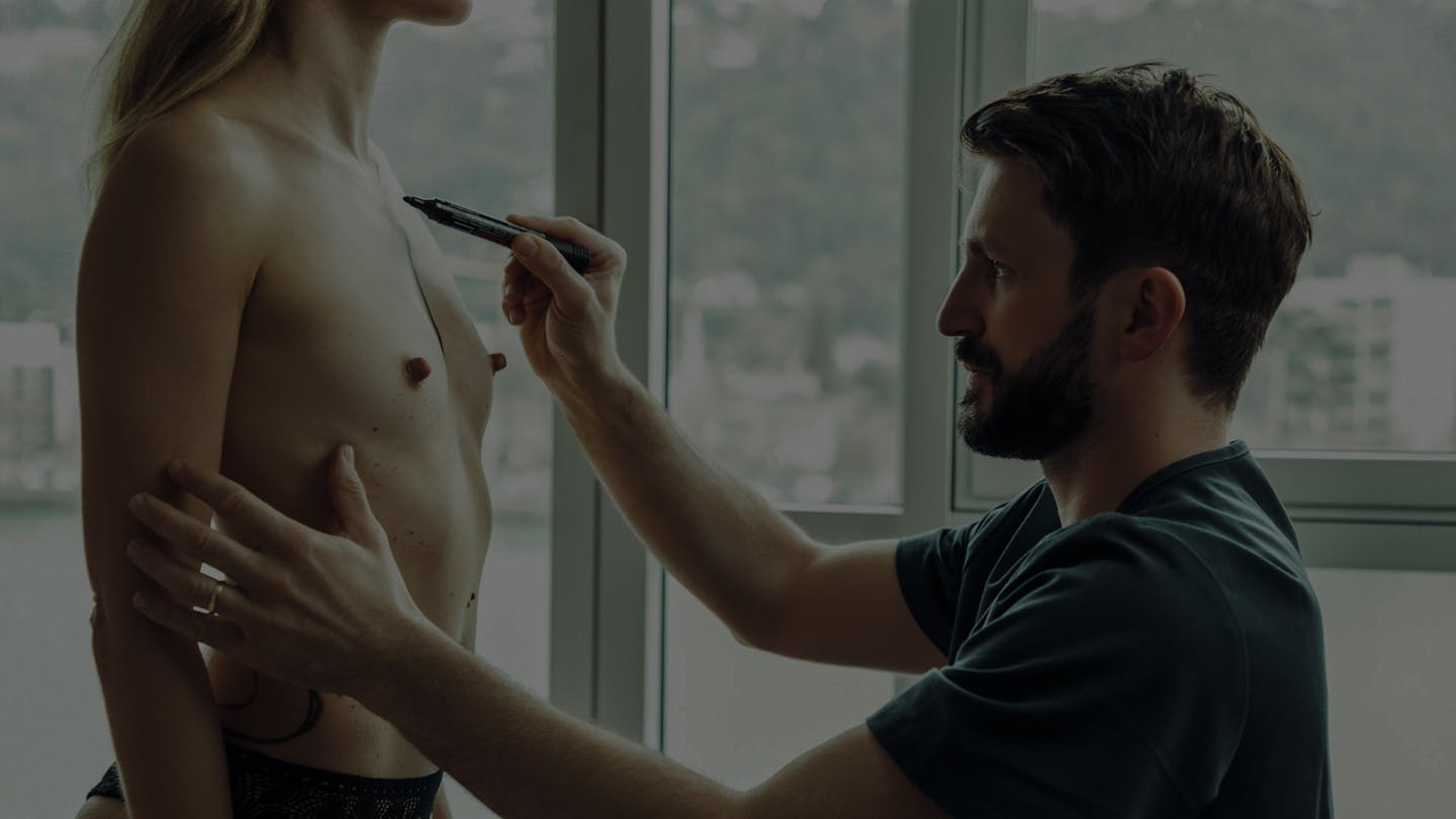 Le Dr. Alexandre Mertens est spécialisé en visage et en chirurgie du sein