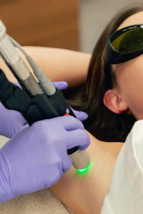 Epilation laser toutes peaux aisselles au CEMF Lyon Vienne ou chez Maison Yoko