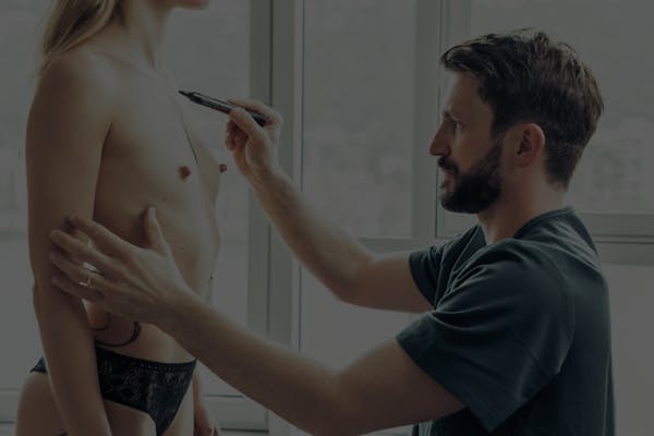 Chirurgien expert du sein à Lyon en rendez-vous avec une patiente.
