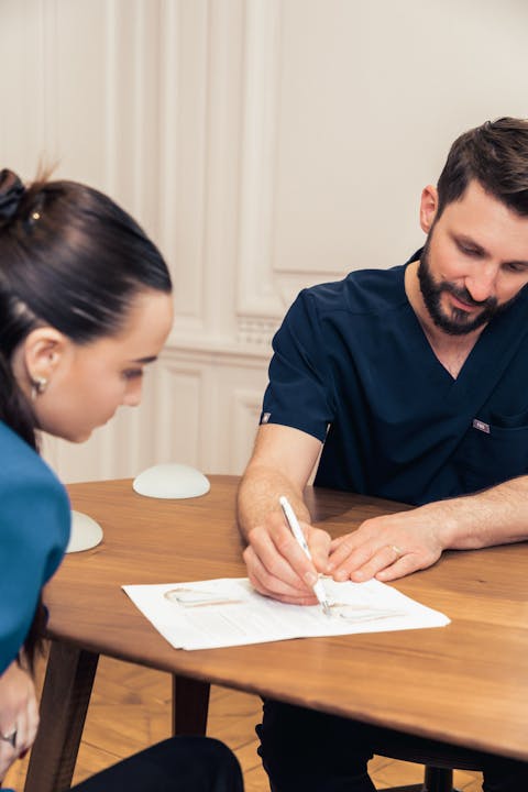 Consultation augmentation mammaire par protheses Dr Alexandre Mertens Chirurgien esthetique Lyon